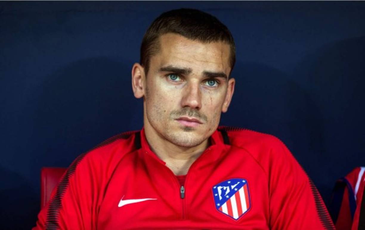 Antoine Griezmann aún no tiene decidido si va a abandonar el Atlético de Madrid este verano, según publica L'Equipe. Entre la oferta de revalorización salarial que le ofrece su actual club y la propuesta del Barça de pagar la cláusula de 100 millones de euros el futbolista 'no ha decidido todavía nada', indica el rotativo. El francés está 'halagado' por el interés culé, pero respeta 'al más alto nivel' al Atlético, agrega el diario. Foto EFE