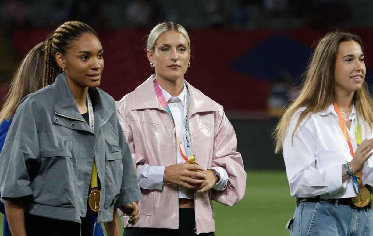 Antes del Barça-Sevilla, las jugadoras azulgrana que se coronaron en la final del Mundial disputado en Australia y Nueva Zelanda saltaron al césped y recibieron el cariño de la afición culé