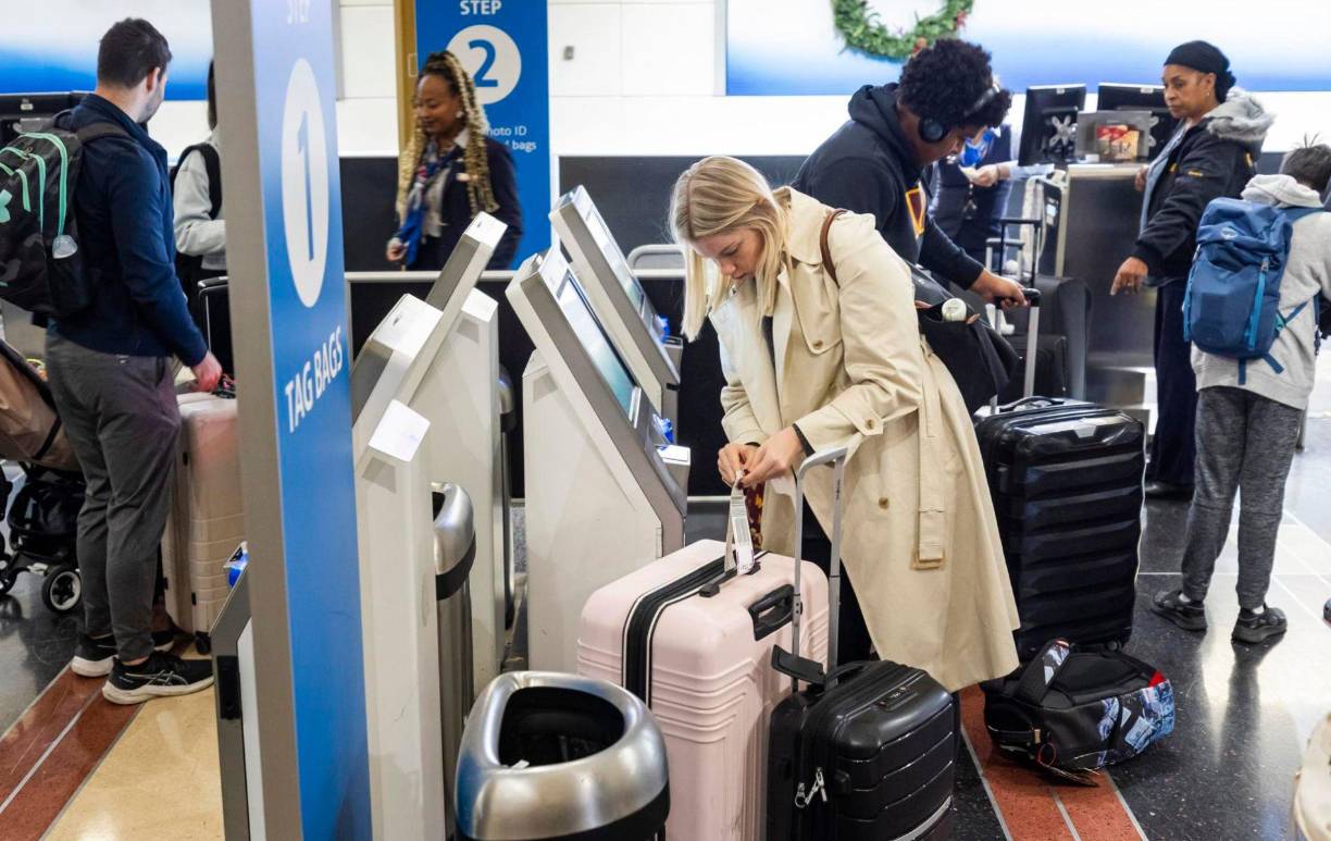 El mal tiempo y el aumento del número de pasajeros están generando largas esperas en los aeropuertos más grandes del país.
