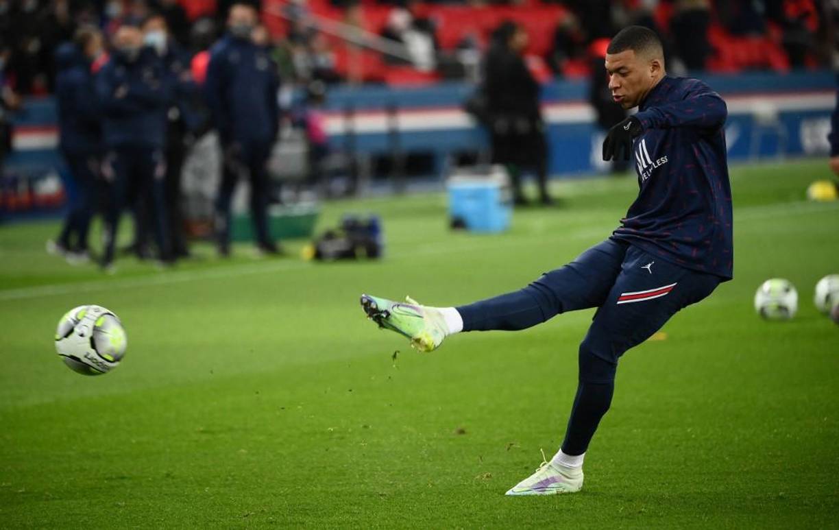 L´Equipe también asegura que la dirigencia del PSG le ofreció a Mbappé la posibilidad de hacerse cargo de la pelota parada, penales y tiro libres, por encima de la decisión del técnico.