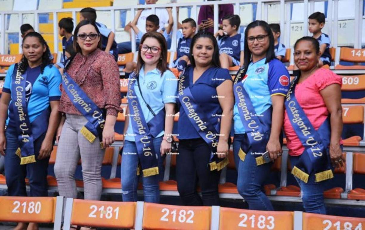 En el marco del Día de la Madre, ellas recibieron un homenaje por parte del Motagua. Un gran gesto del club azul con las madres.