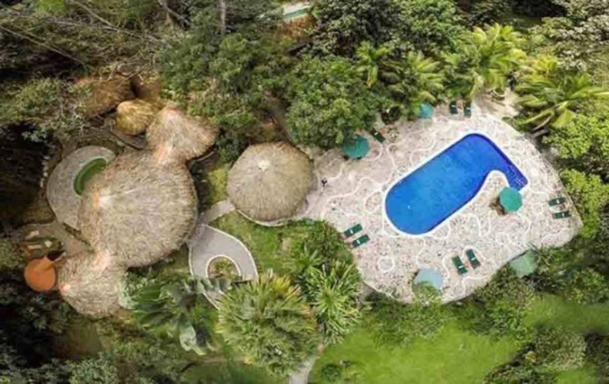 El anuncio del cierre del hotel The Lodge Pico Bonito, ha generado incertidumbre en varios sectores del departamento de Atlántida, ya que este lugar es el referente para turistas extranjeros que buscan explorar el aviturismo y la vide verde que lo hace único en el litoral hondureño.<br/>