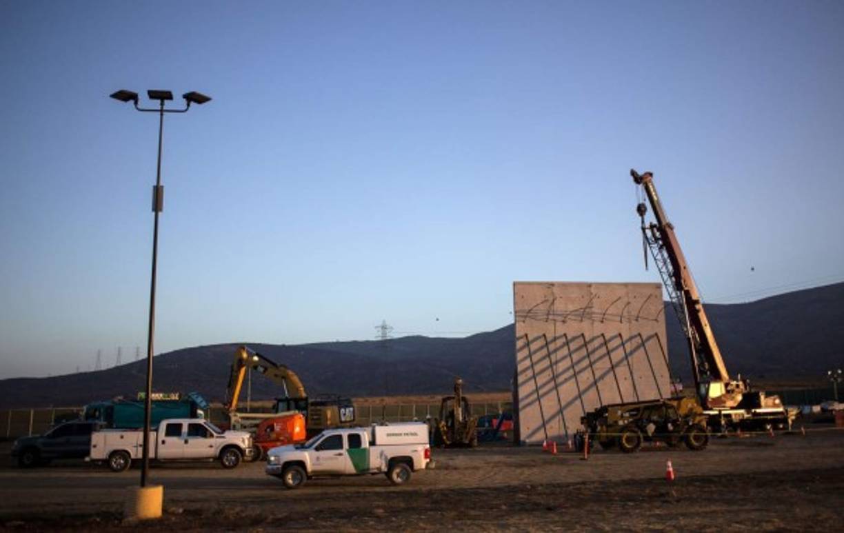 Los ocho prototipos que buscan quedarse con la construcción del nuevo muro entre Estados Unidos y México comenzaron a construirse la semana pasada en San Diego, California. Los enormes paneles muestran que el muro sería de 18 a 30 pies (entre 5.5 y 9 metros), triplicando la altura de la cerca de metal que se encuentra en la frontera de California.