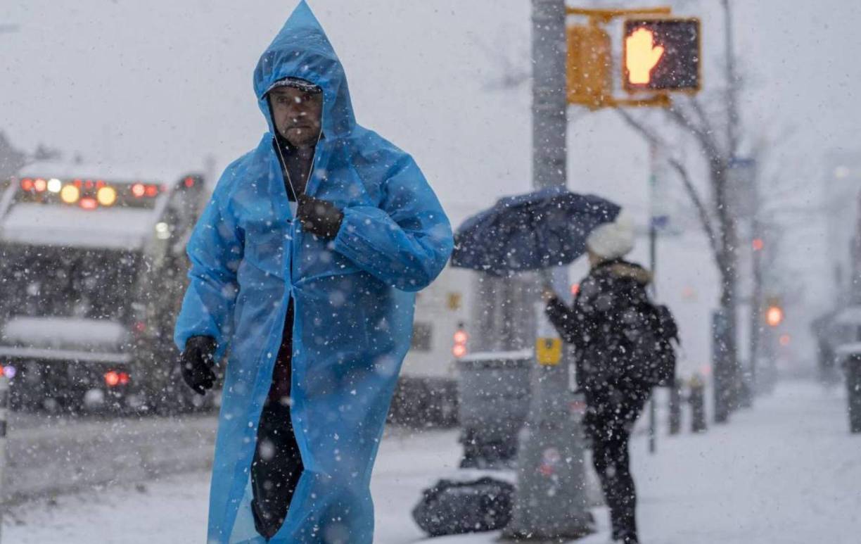 Con hasta 90 cm de nieve, la tormenta que afecta al oeste de Estados Unidos ha obligado al cierre de varias autopistas, causando retrasos en los viajes de carretera y vuelos en la zona. 