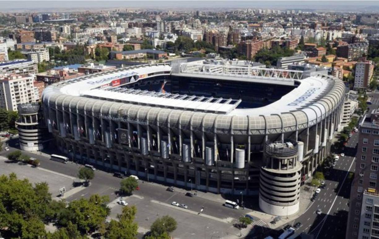 El estadio Santiago Bernabéu ha sido el escenario de grandes finales de las competencias más importantes del fútbol y este martes se anunció una inversión arriba de los 500 millones de euros para darle un revestimiento metálico y techo. El cambio es impresionante.