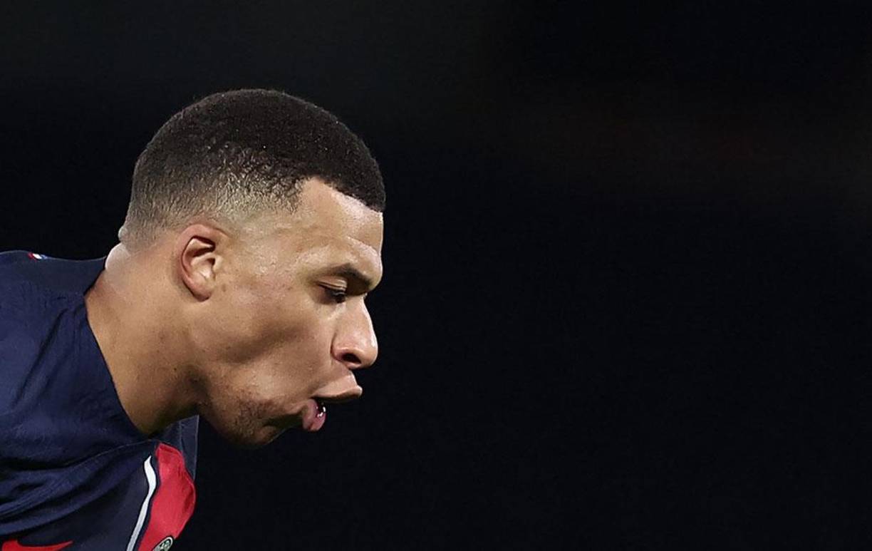 Tras un verano intenso e infatigable por la cantidad de noticias que circularon respecto a su renovación, el PSG decidió dejarle en tierra el 21 de julio en la gira por Japón. Aquella medida, auspiciada por Al Khelaïfi, suponía un ultimátum hacia el jugador, declarándole una guerra en público en la que le manifestó que no iba a volver a jugar con el PSG si no renovaba o si no aceptaba un traspaso en verano.