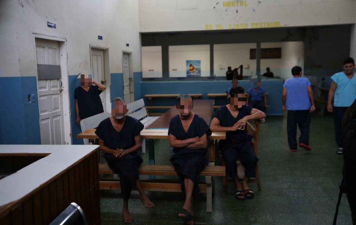 Los pacientes judicializados y los demás internos duermen, comen y conviven bajo el mismo techo.