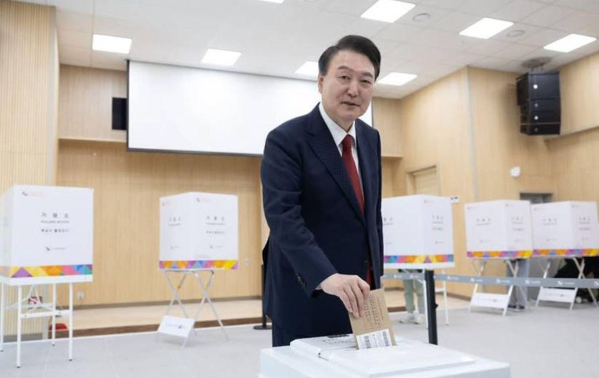 Yoon ha sido criticado por su manejo de la política interna y sus enfrentamientos con la oposición, acusada de simpatizar con Corea del Norte. 