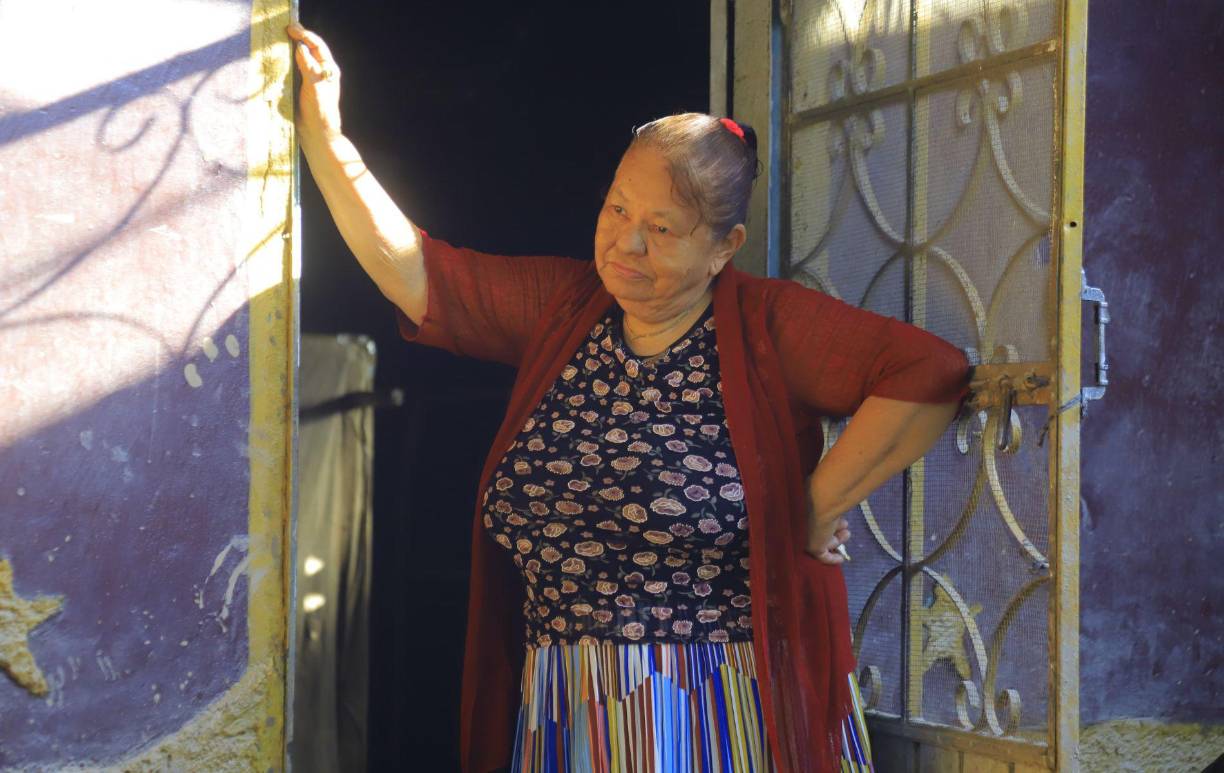 “Cuando me desperté ya caminaba en el agua y me salvé porque una hermana de la iglesia me llevó para una terraza”, expresó doña Mariana Corán, una pobladora de la aldea La Prieta, en Tocoa Colón.