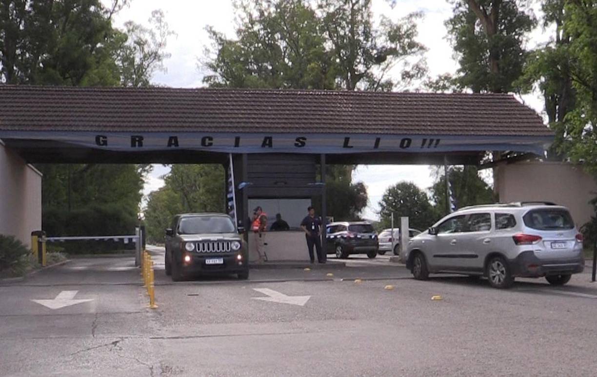Un enorme “Gracias, Lio” sobre el portón de entrada y una pantalla en la que rotan en bucle las imágenes de Messi levantando el preciado trofeo dan la bienvenida a los constantes coches que autorización mediante entran y salen del club, ubicado en Funes, localidad a unos 20 minutos en auto del centro de Rosario.