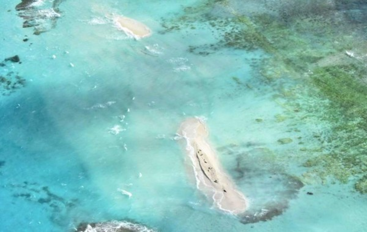 El islote, de unos 750 metros de largo y 122 de ancho, estaba deshabitada. Toda su arena blanca desapareció tras el paso del ciclón, que alcanzó la categoría 5 y registró vientos de 260 kilómetros por hora.