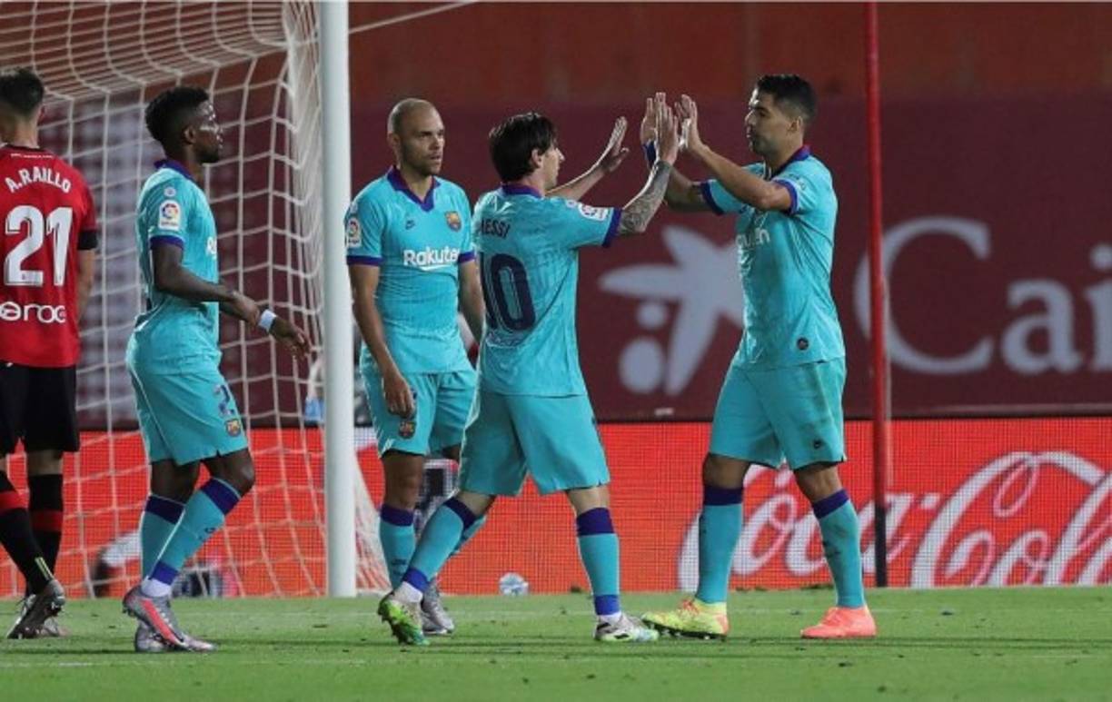 Messi celebrando con Luis Suárez su gol.