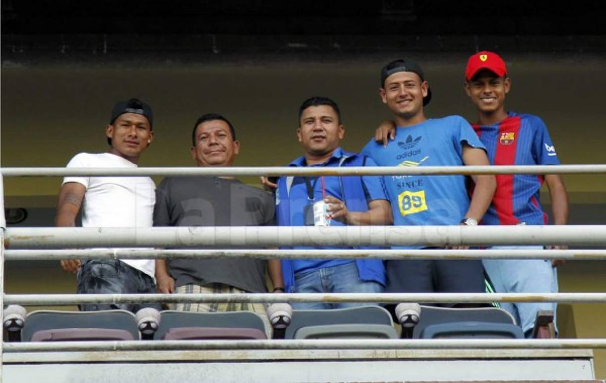 Iván 'Chino' López, futbolista del Real España, estuvo en el palco del estadio Olímpico viendo el partido de su ex equipo Parrillas One contra el Gimnástico.