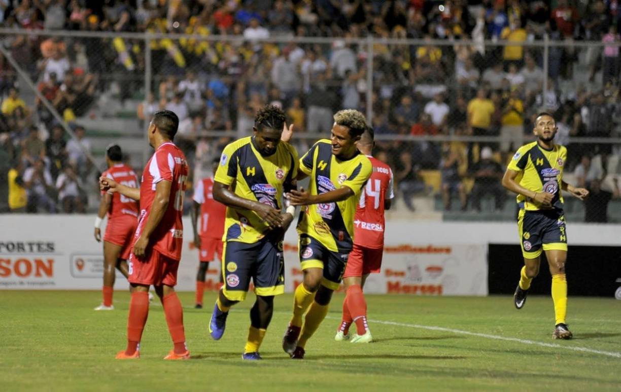 La primera anotación del compromiso la hizo Franco Güity, quien no desaprovechó un lanzamiento penal que él mismo consiguió luego de una mano en el área de Luis Ortiz.