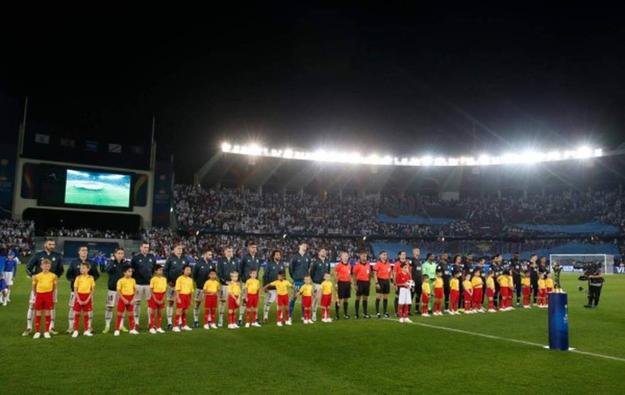 Los equipos titulares del Real Madrid y Al Ain previo al inicio del partido de la final del Mundial de Clubes.