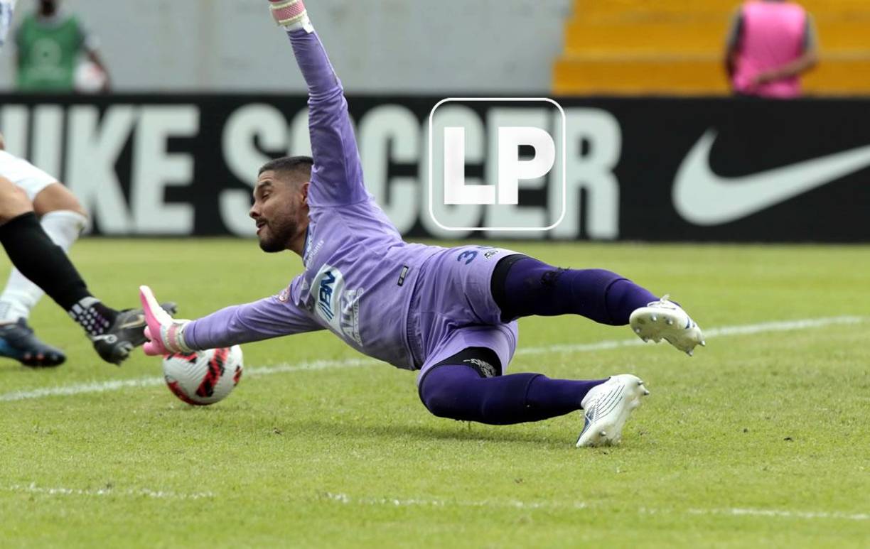 El portero del Cartaginés, Kevin Briceño, intentó detener el balón en el gol de Rocca, pero no pudo.