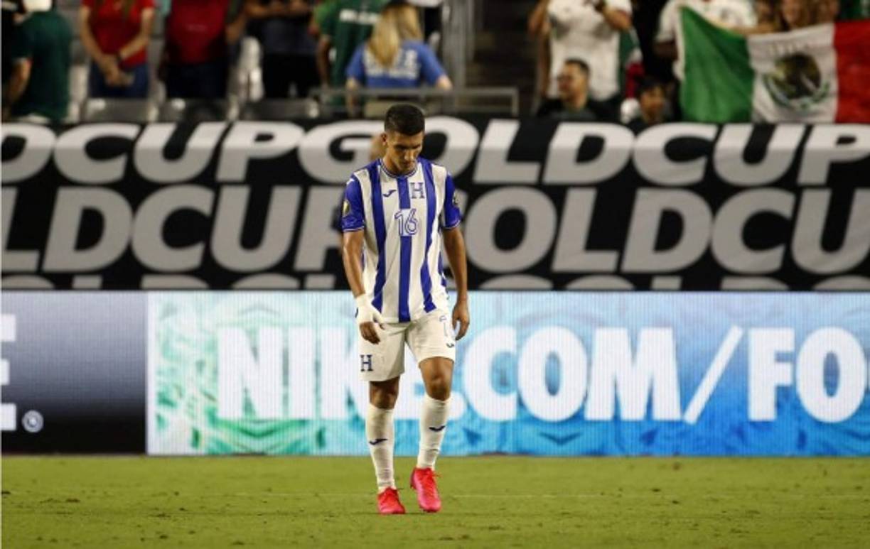 La tristeza de Johnny Leverón, quien se retiró cabizbajo del campo al final del partido.