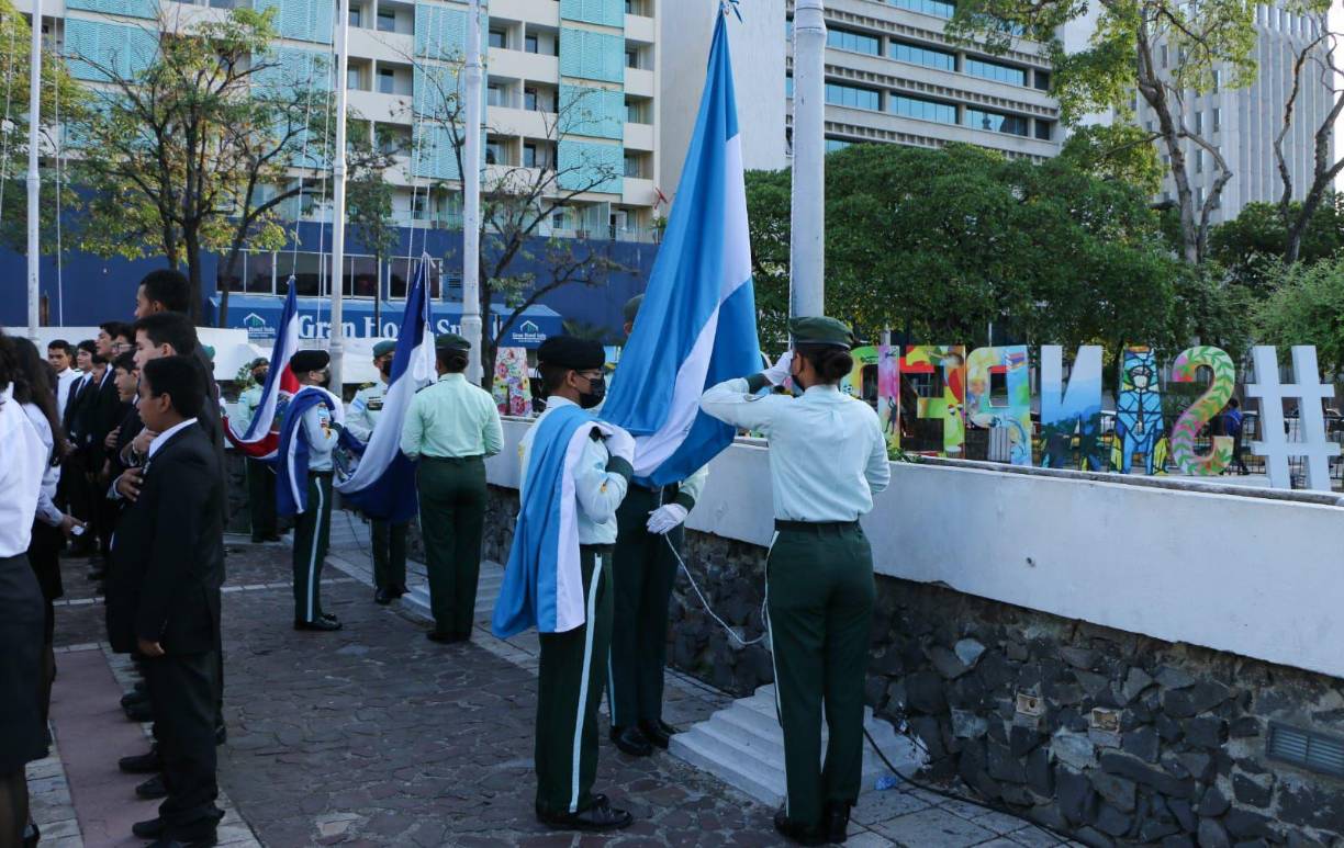 Tras entonar el Himno Nacional e izar la Bandera, el alcalde dio un discurso.