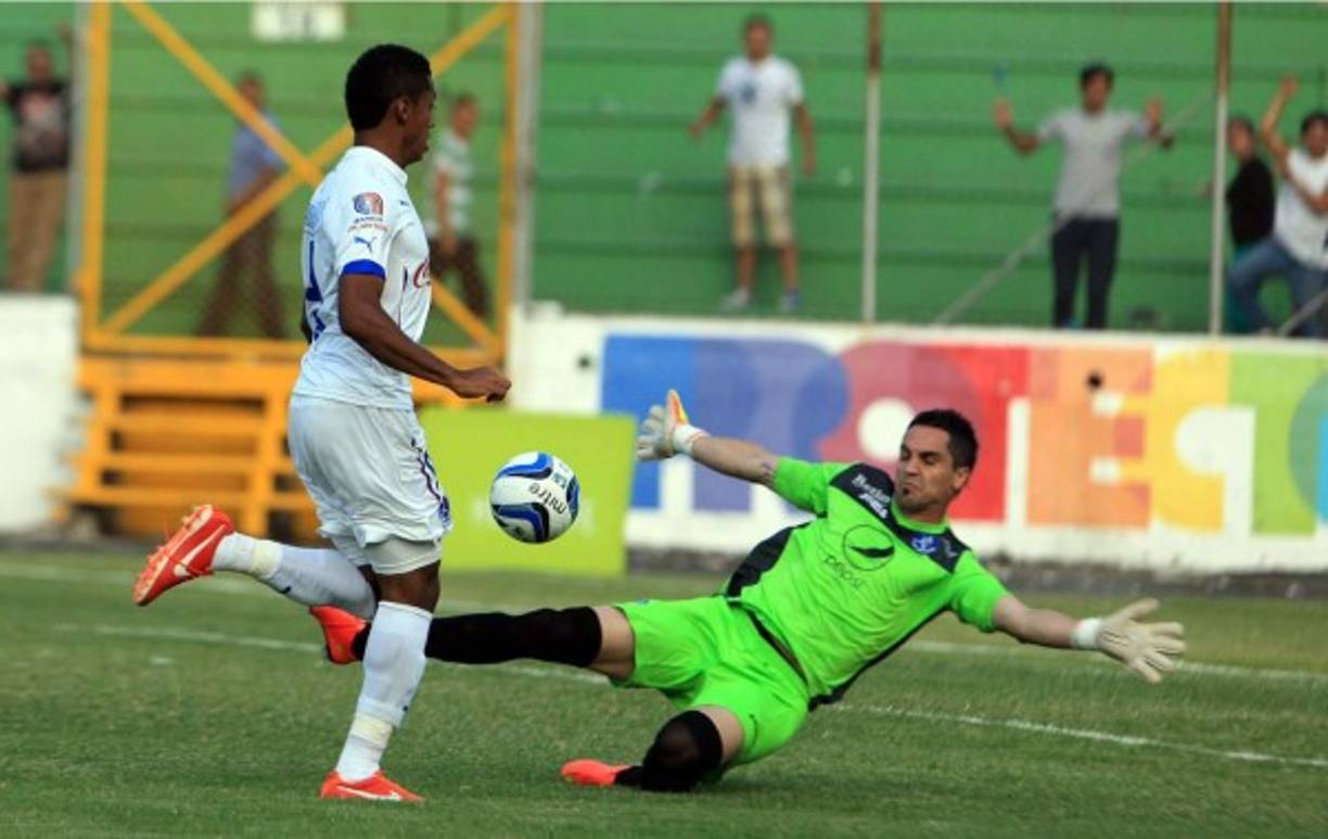 Sebastián Portigliatti le tapó este disparo al 'Choco' Lozano en un mano a mano.