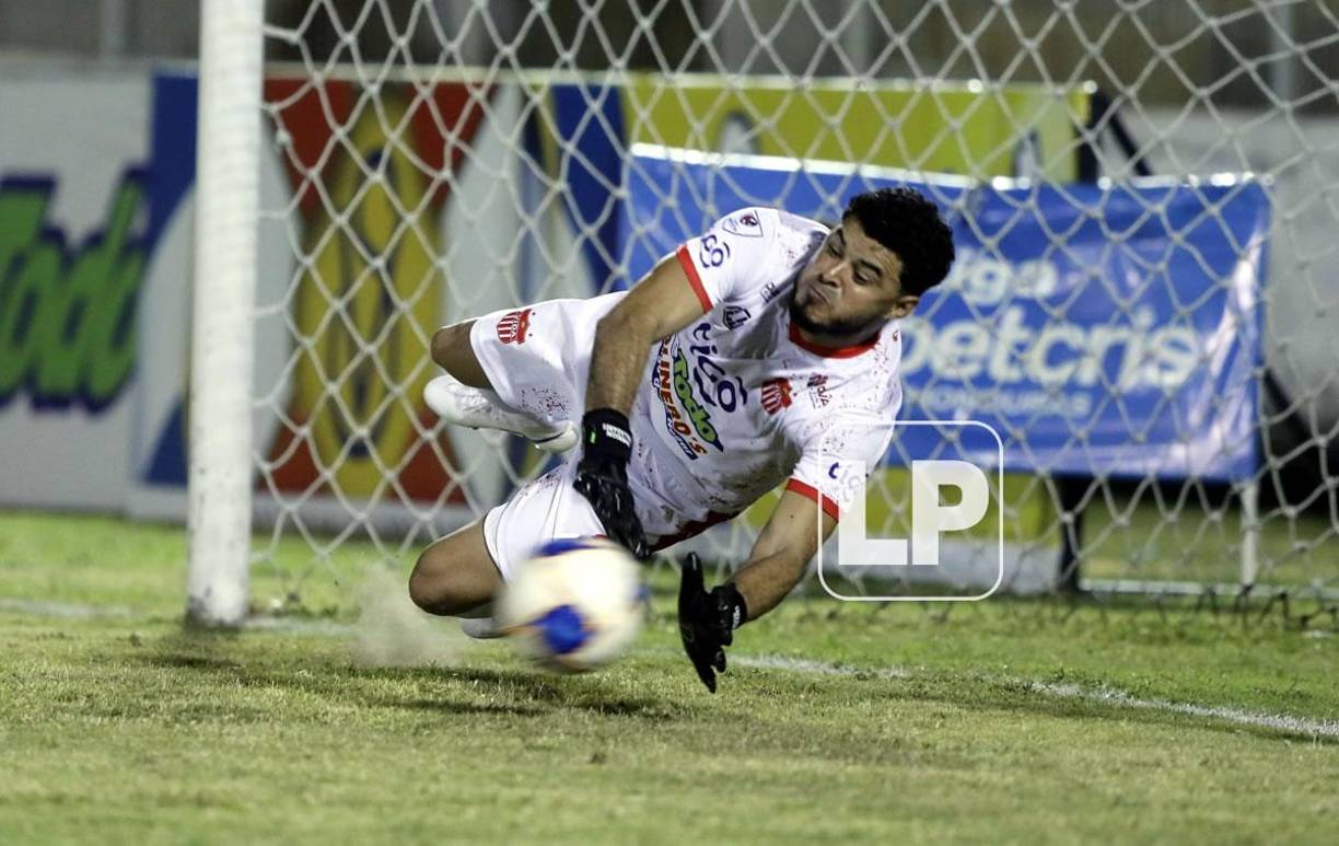 El portero del Vida, Celio Valladares, se reinvindicó parando así el penal de Roberto Moreira.