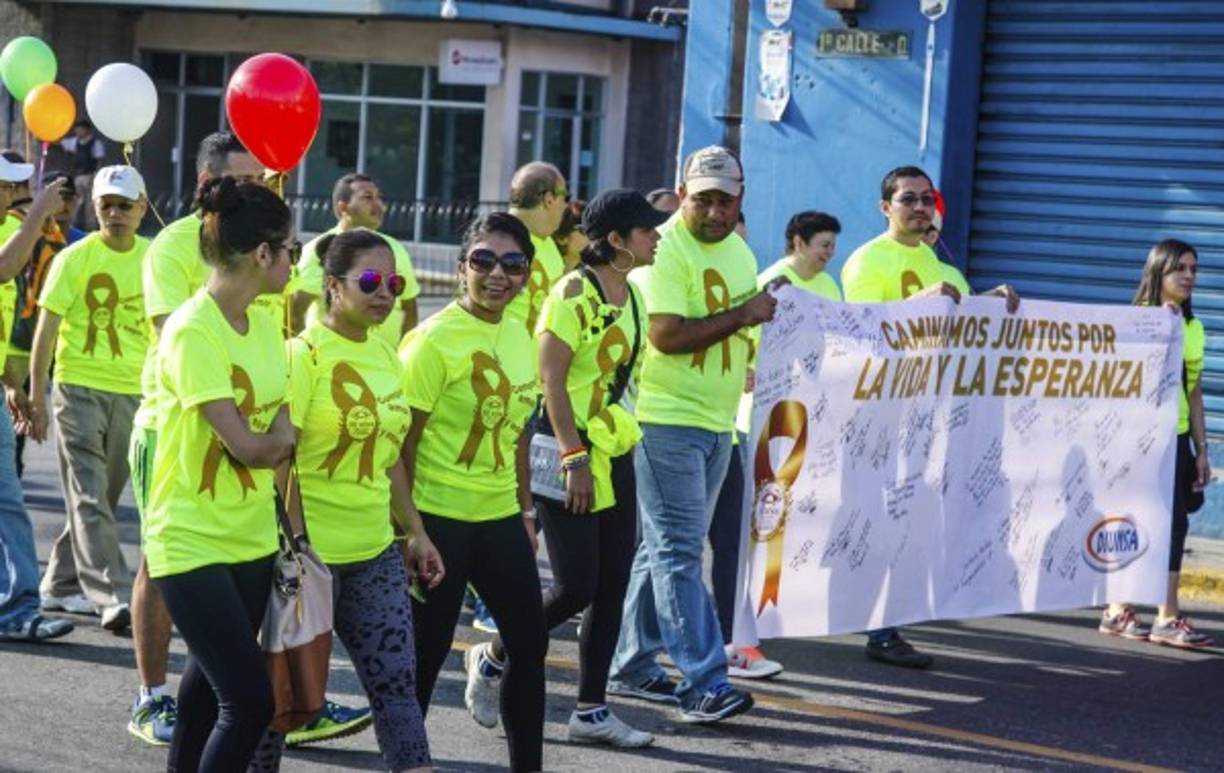 Jóvenes y adultos dijeron presente en esta actividad que conmemora el 50 aniversario de fundación de la Liga contra el Cáncer.