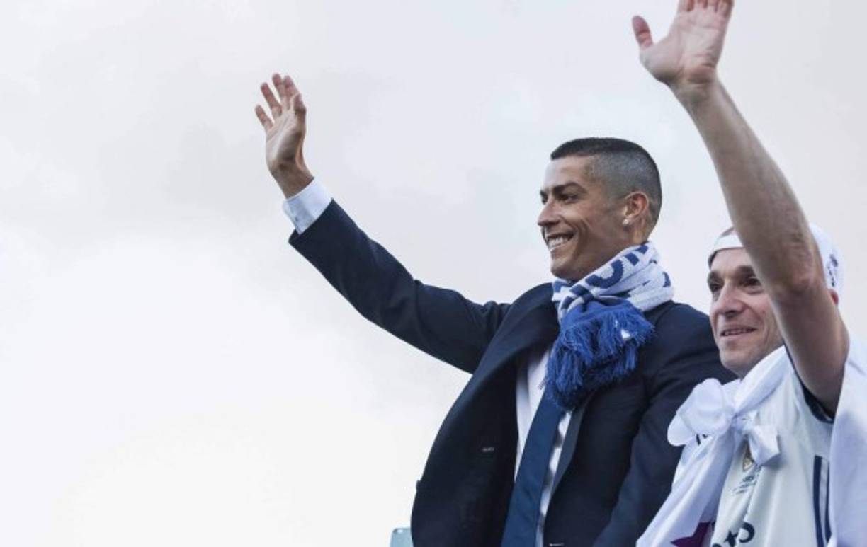 GRA373. MADRID, 04/06/2017.- El jugador portugués del Real Madrid, Cristiano Ronaldo (i), en el autobus descubierto que lleva a los jugadores blancos a la madrileña plaza de Cibeles, para celebrar con los aficionados madridistas el titulo de Liga de Campeones. EFE/Santi Donaire.