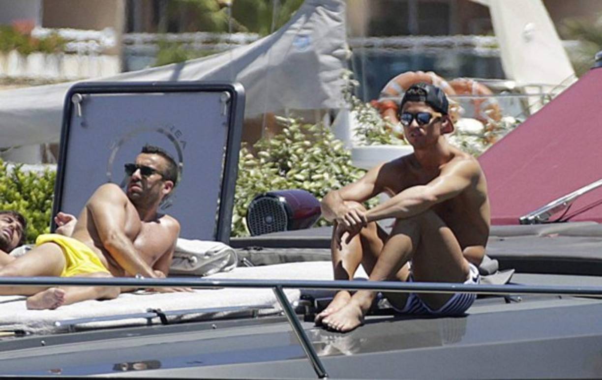 El portugués Cristiano Ronaldo se encuentra de vacaciones en Ibiza junto a un grupo de amigos.