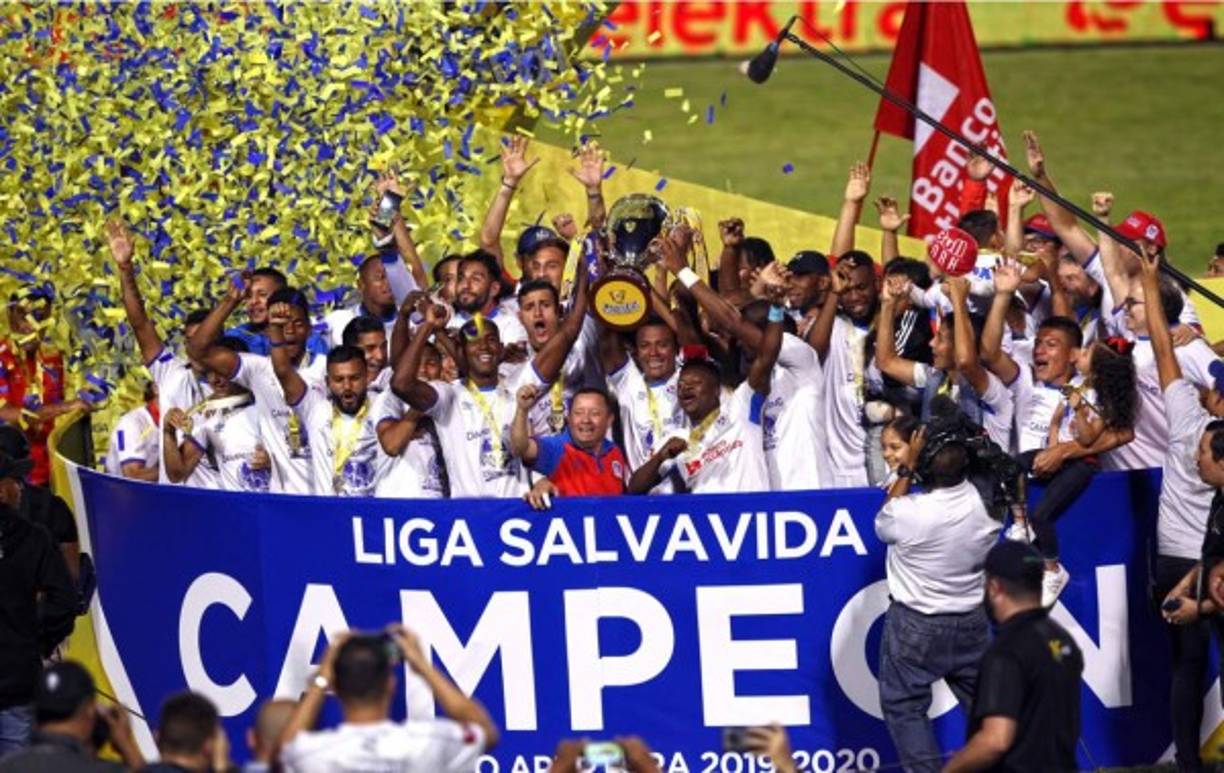 La euforia de los campeones con su Copa 31.