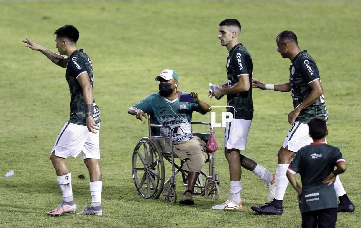 Un aficionado del Marathón en silla de ruedas entró al campo al final del partido para celebrar con los jugadores.