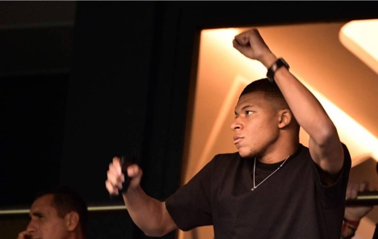 Kylian Mbappé celebrando en el palco del Parque de los Príncipes el golazo de Neymar.