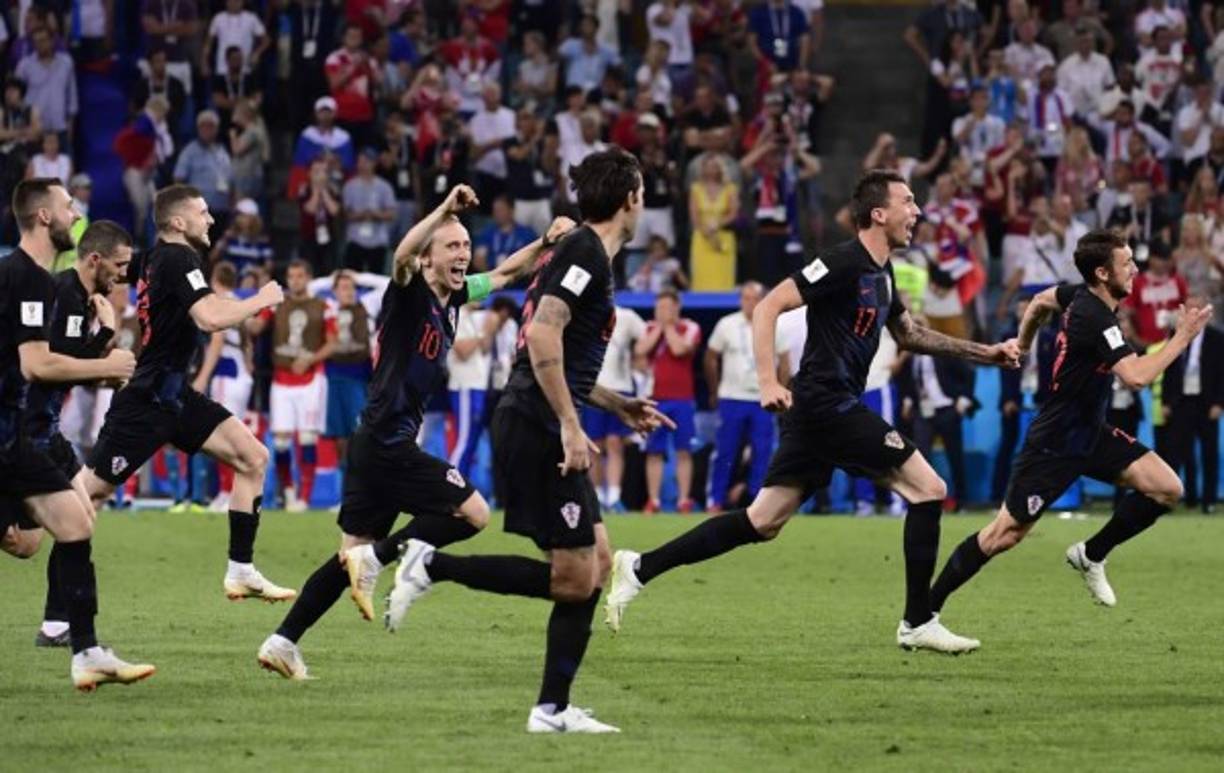 Los jugadores de Croacia corren a celebrar tras el penal marcado por Rakitic. Foto AFP