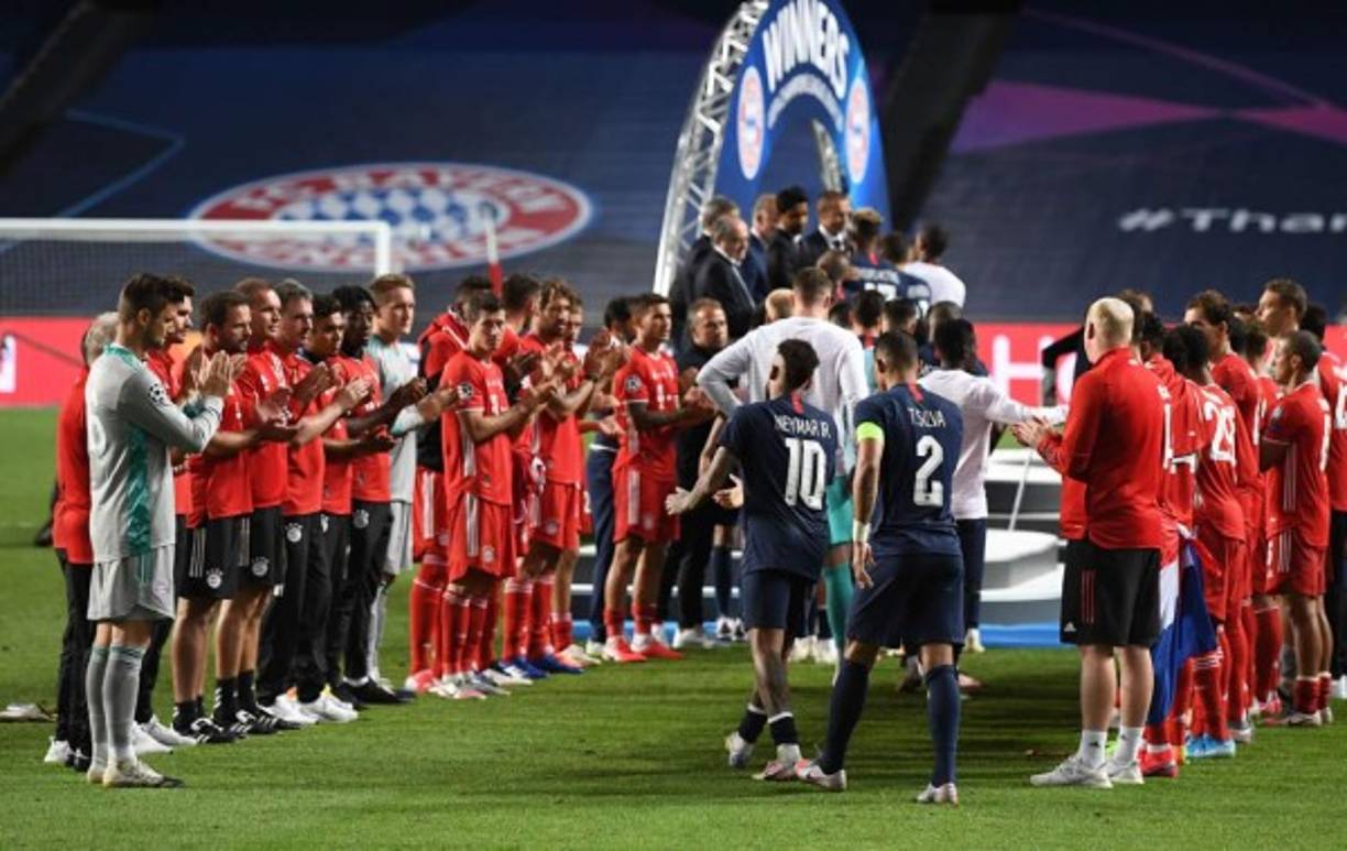 Los jugadores del Bayern Múnichs demostraron su fair play y le hicieron un digno pasillo a los futbolistas del PSG, los subcampeones.