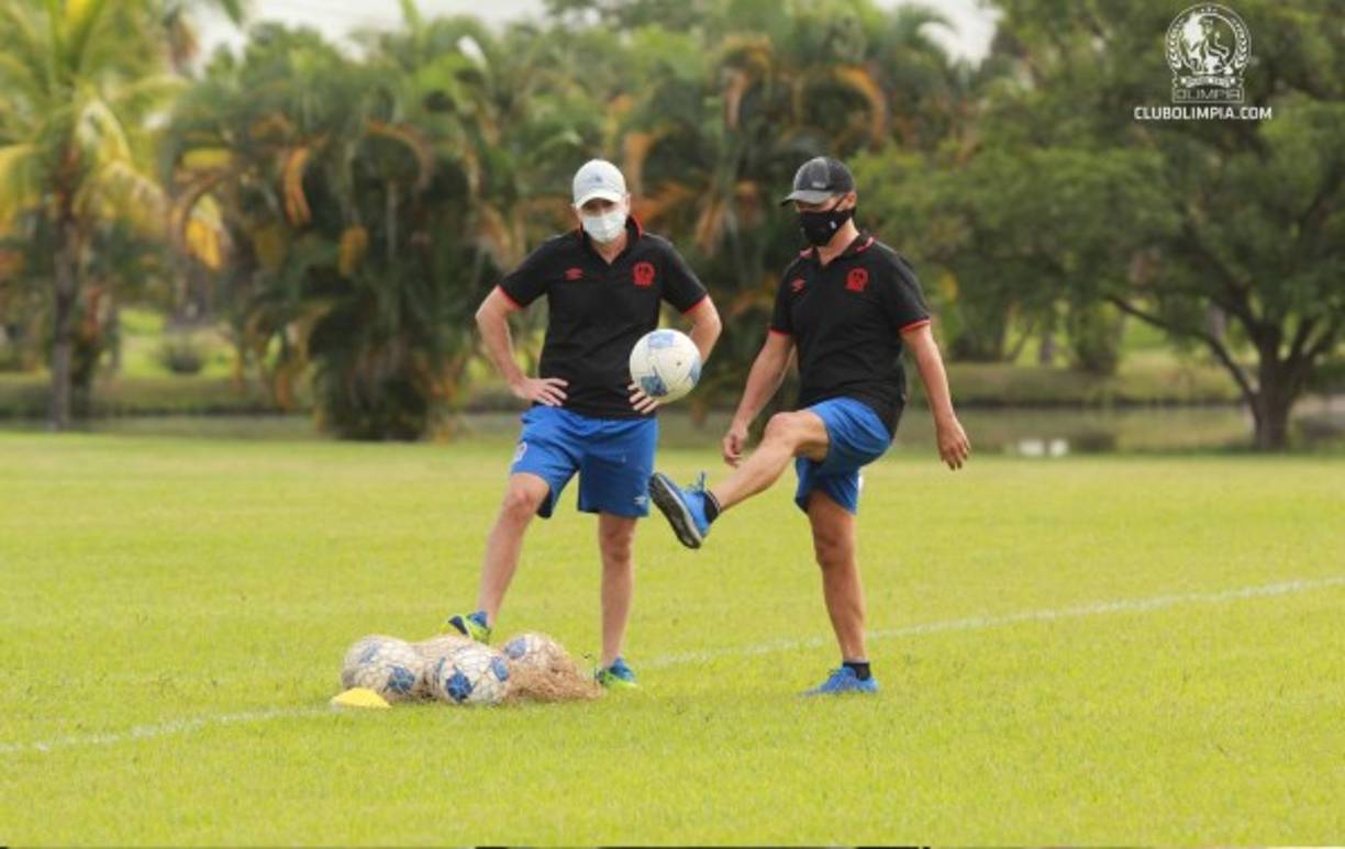 Pedro Troglio dominando el balón en el entrenamiento.