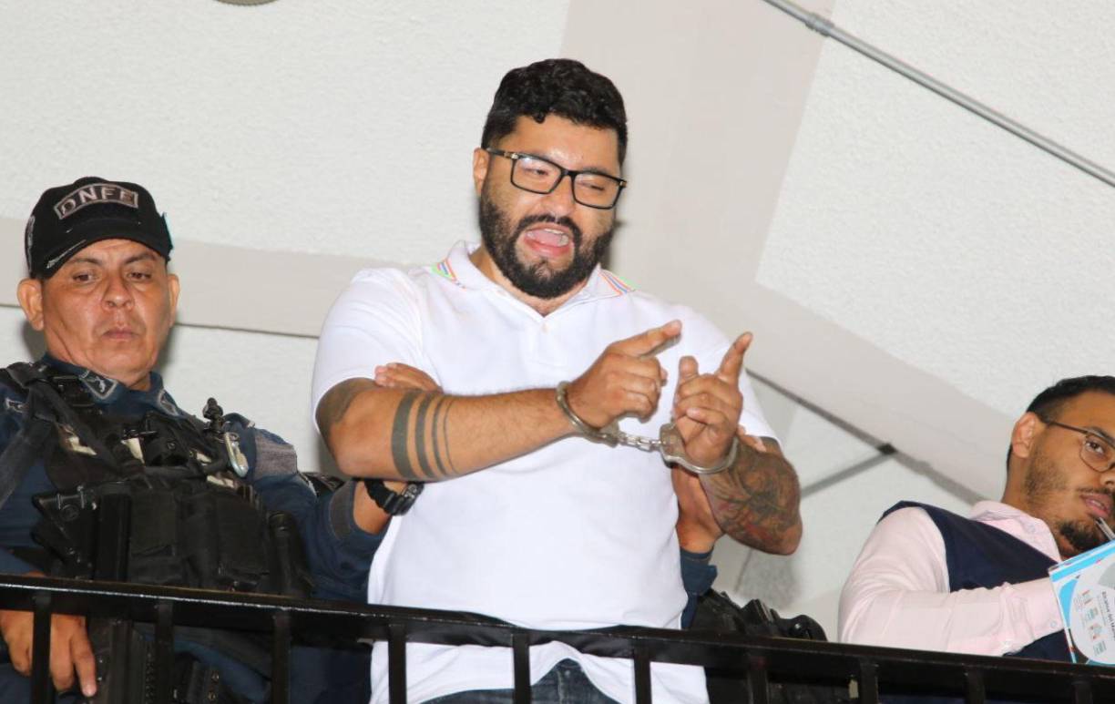 El requerimiento fiscal señala que “el juez Vallecillo Banegas, principal implicado, le hizo creer al testigo que mantenía reuniones con el fiscal general (Johel Zelaya) y que redactaba resoluciones del Ministerio Público, sin embargo, todo fue un plan para lograr la extorsión”.