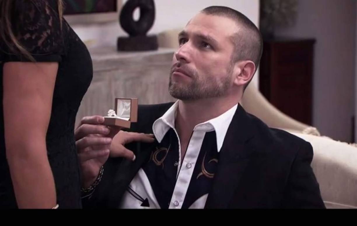 Aurelio le pide matrimonio a Emiliana.