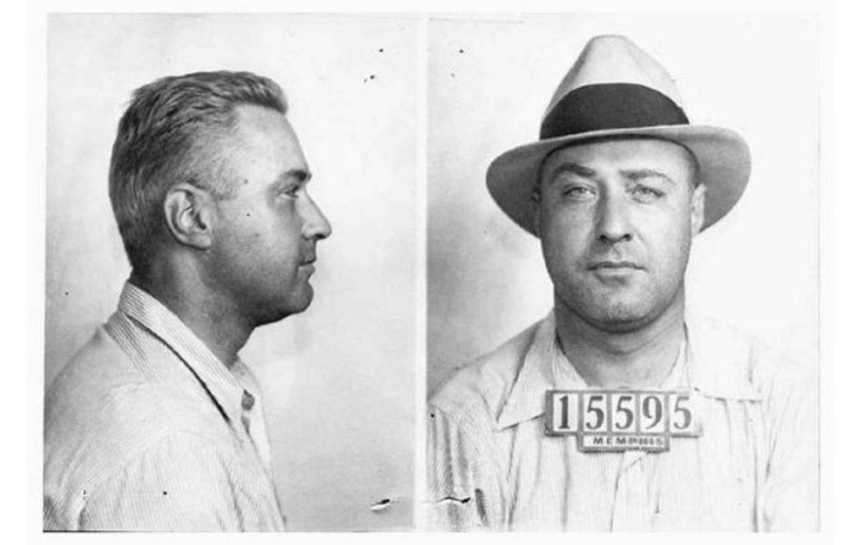 George Barnes (1895-1954)<br/><br/>George Barnes, este criminal era conocido como 'Machine Gun Kelly', apodo que se ganó en Alcatraz. Fue uno de los mafiosos de la época de la Ley Seca. Junto a su esposa Kathryn fue responsable del famoso secuestro del millonario petrolero de Texas, Charles F. Urschel, en 1933.