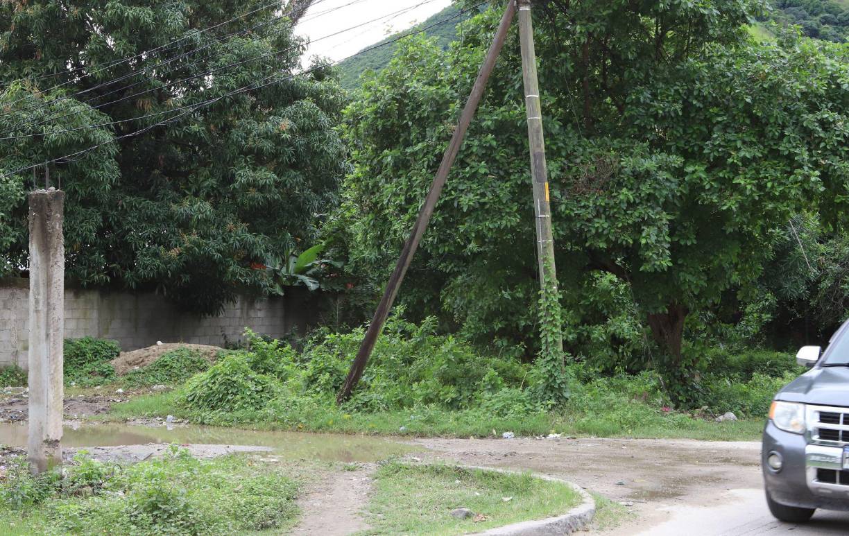 Uno de los habitantes de la Rivera Hernández relató a LA PRENSA Premium que hace un tiempo se vio obligado a salir de su casa junto a su familia por los daños de las pandillas. 