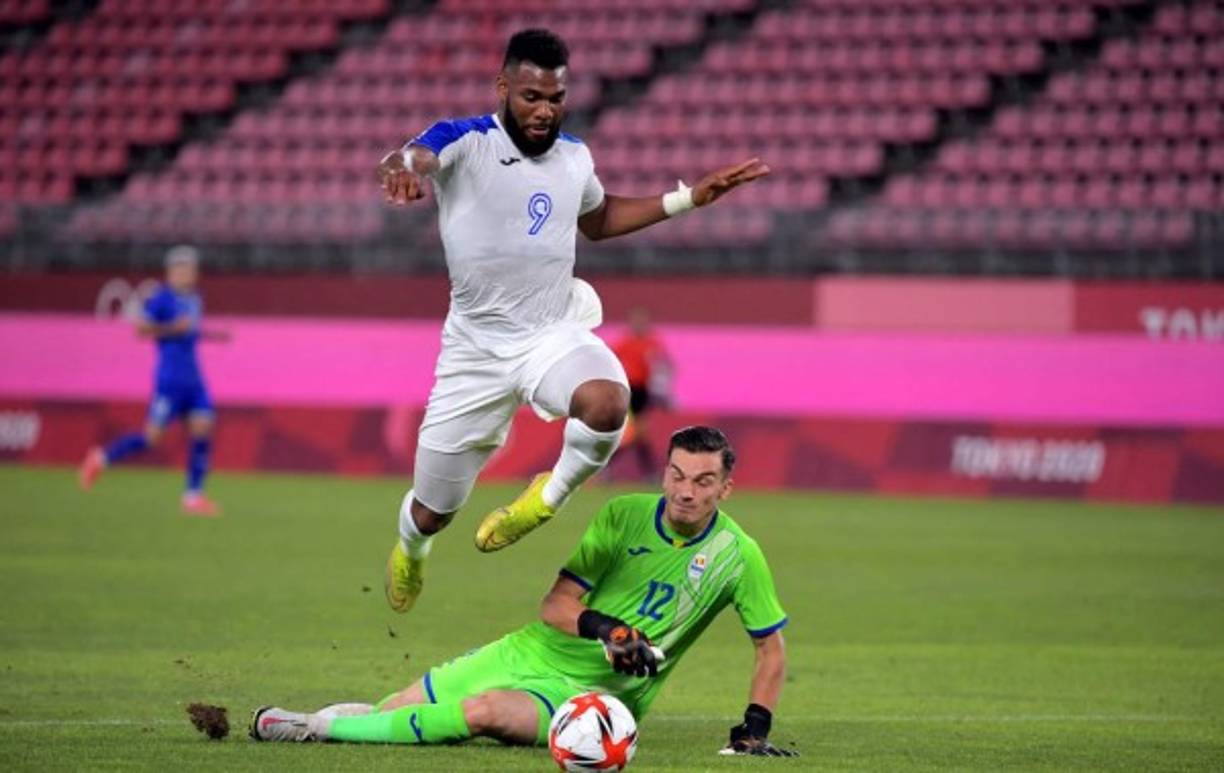 Jorge Benguché superando al portero Marian Aioani en la mejor ocasión de gol que tuvo y que no pudo concretar.