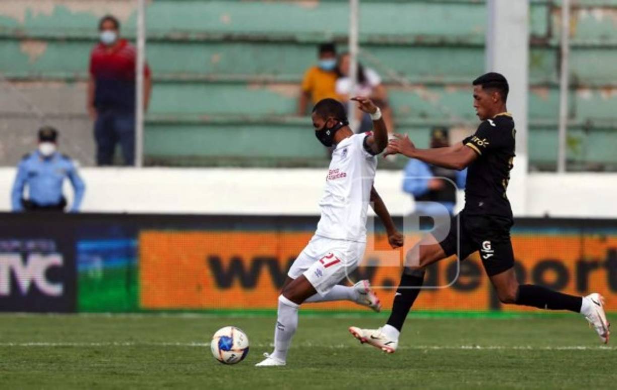 En los primeros minutos del partido, Jerry Bengtson tuvo esta ocasión, pero su disparo se fue afuera.