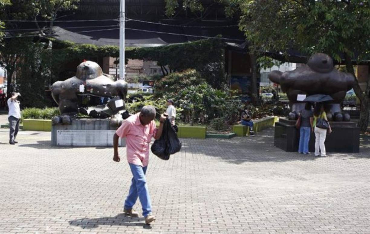 Con ello coincide Carlos Mario Zuluaga, hijo del magistrado Gustavo Zuluaga Serna, un hombre de 'principios inquebrantables' asesinado por Escobar en 1986, quien señaló que las nuevas generaciones deben 'reflexionar' sobre ese capítulo doloroso para no repetirlo.<br/><br/>Imagen, un hombre camina en el centro de Medellín. EFE