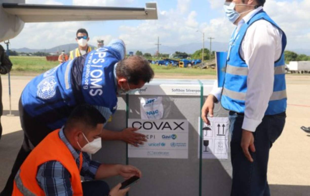 Honduras recibió este sábado las primeras 48.000 vacunas AstraZeneca, de un lote de 424.800 gratuitas, bajo el mecanismo Covax que impulsa la Organización Mundial de la Salud (OMS).