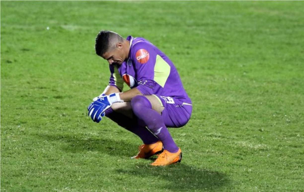 El portero argentino del Motagua, Jonathan Rougier, triste al final del partido. Dura imagen.