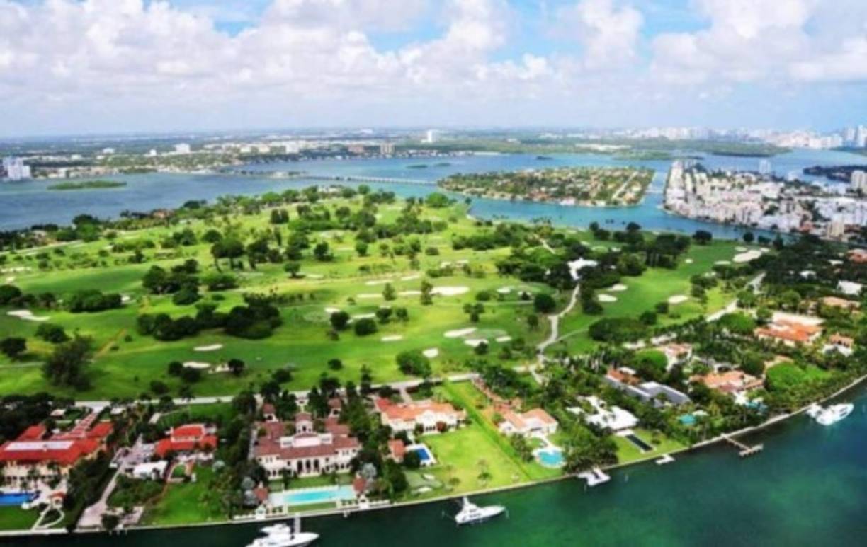 La propiedad de unos 24.000 metros cuadrados sin edificar, con embarcadero, estaba listado por 31,8 millones de dólares en la página web de la compañía de bienes raíces Jills Zeder Group, afiliada de Coldwell Banker Residential Real Estate.