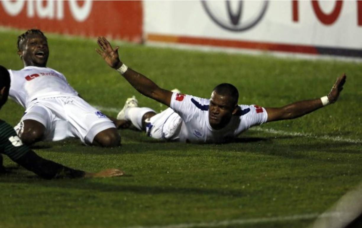 Rony Martínez aprovechó la lluvia que cayó en el Nacional y así celebró su gol.