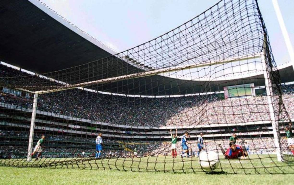 En la eliminatoria de 2001, México victimó 3-1 a la 'Bicolor' con doblete de Cuauhtémoc Blanco y un gol más de Juan Francisco Palencia, logrando su pase al Mundial de Corea-Japón 2002.