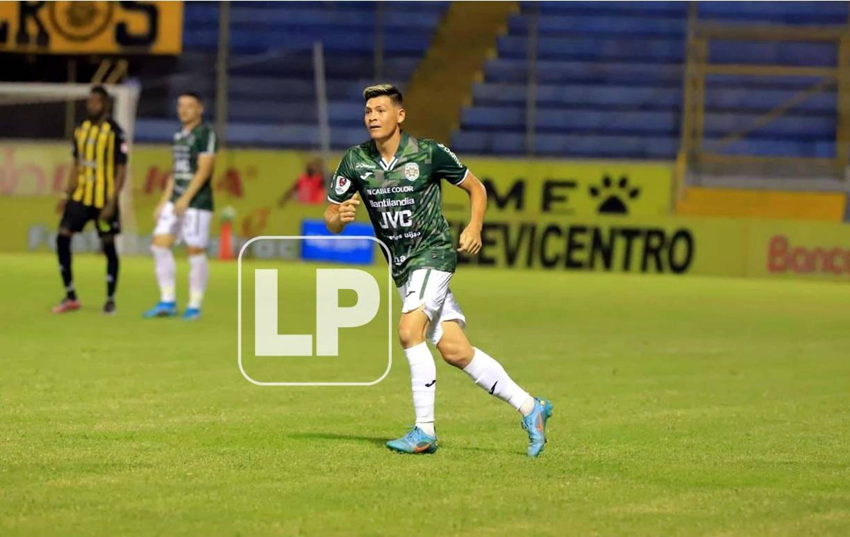En el inicio del segundo tiempo, Keosseián hizo debutar a Francisco Martínez con la camiseta del Marathón y el jugador cambió de tacos, utilizó los azules que le regaló Brayan Beckeles.