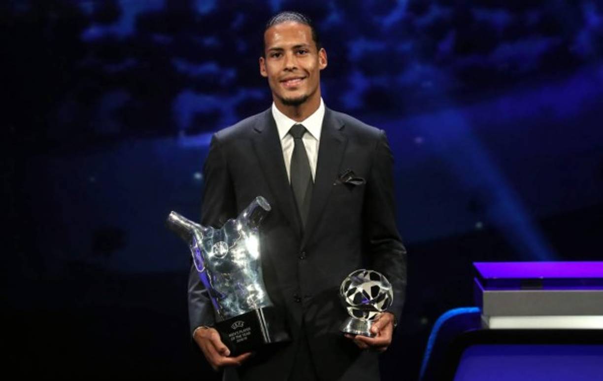 Virgil van Dijk posando con sus dos premios, Mejor Jugador de la UEFA y Mejor Defensa de la Champions League 2018-19.