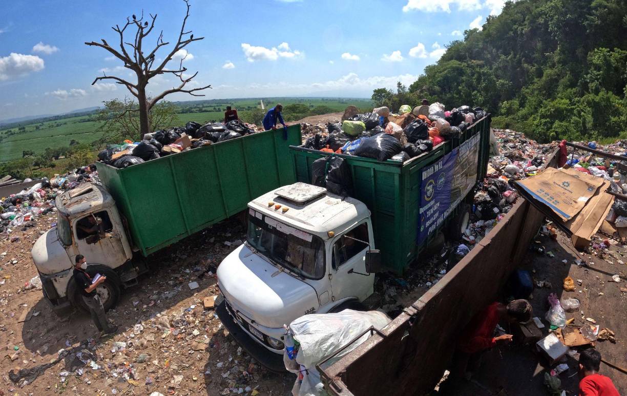 Todos los días de la semana esperan con ansias los camiones cargados de basura que forman parte de las municipalidades. 