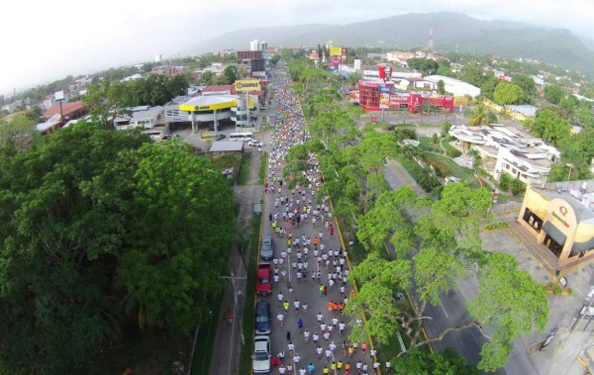 Toma aérea de la avenida en la que corrieron los diferentes participantes.