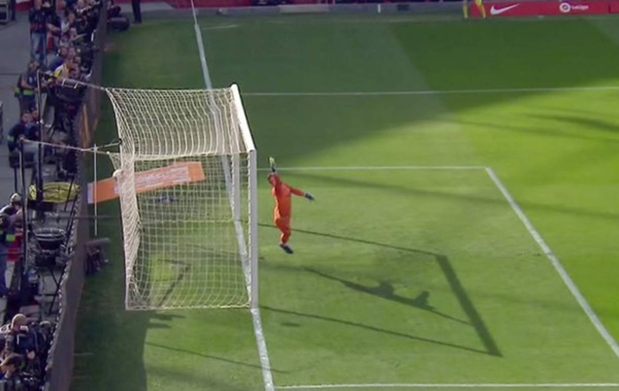 La volea de Messi fue un golazo espectacular, el arquero del Sevilla no pudo detener el remate de volea del crack del Barcelona. Uno de los mejores goles del argentino de los últimos años.